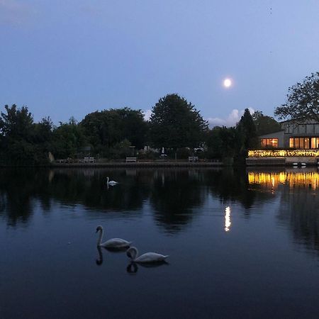 Serene Spacious Room Staines-upon-Thames Bagian luar foto