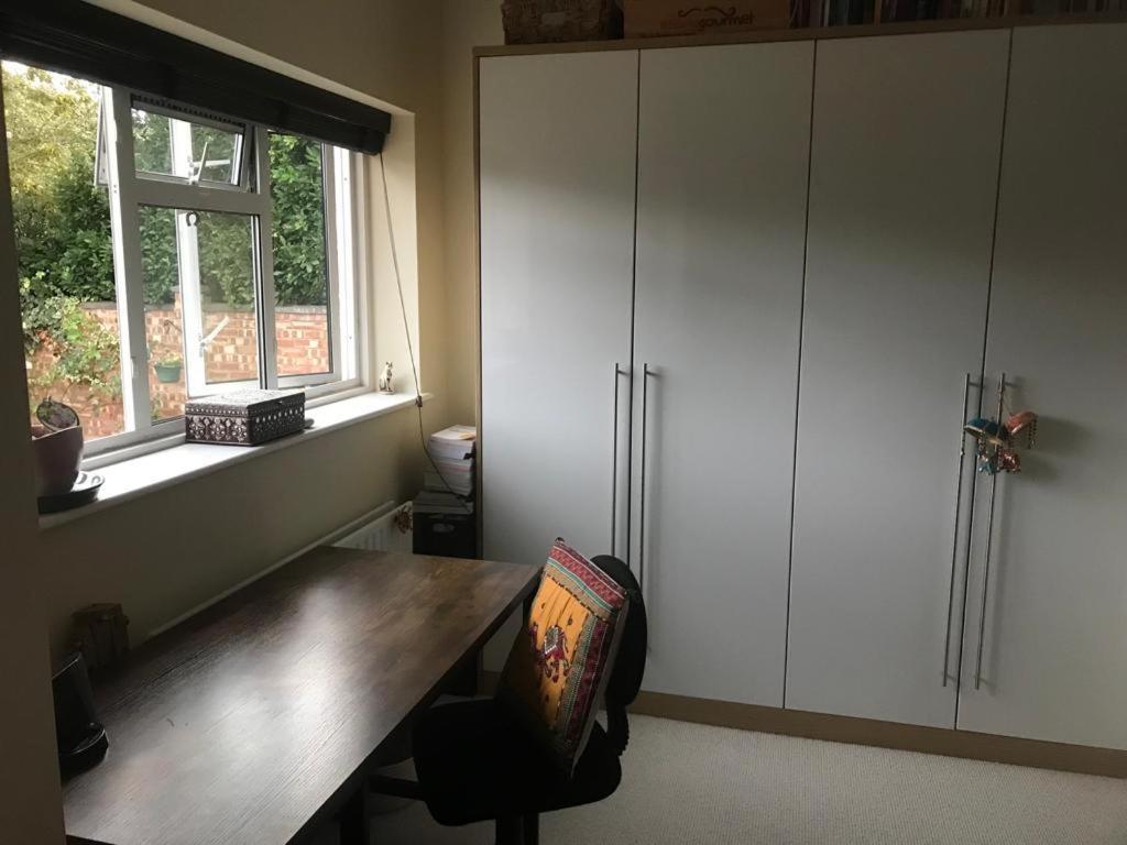 Serene Spacious Room Staines-upon-Thames Bagian luar foto
