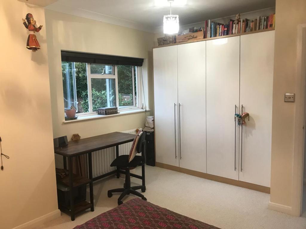 Serene Spacious Room Staines-upon-Thames Bagian luar foto