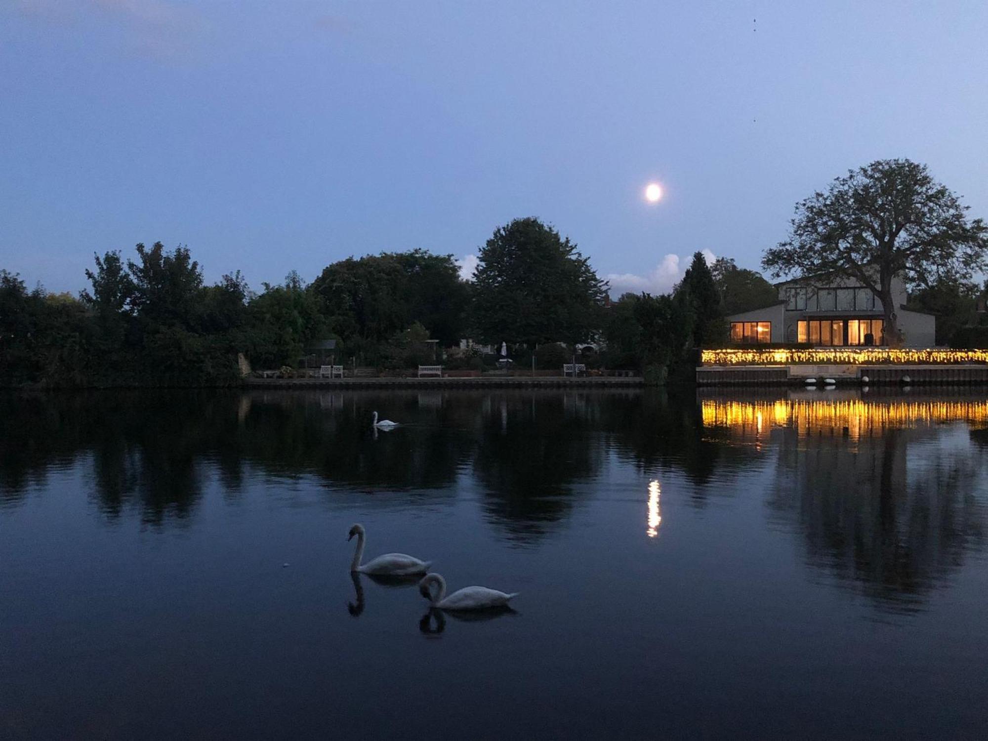 Serene Spacious Room Staines-upon-Thames Bagian luar foto