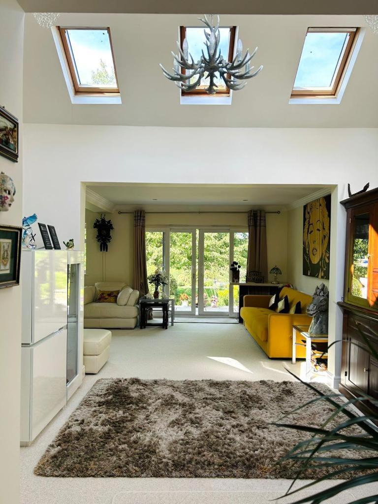 Serene Spacious Room Staines-upon-Thames Bagian luar foto