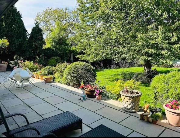 Serene Spacious Room Staines-upon-Thames Bagian luar foto